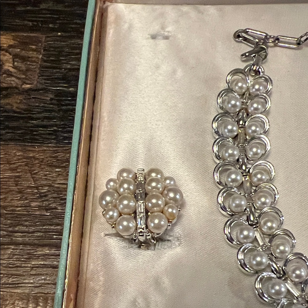 Lisner Vintage Silver Pearl Necklace and Earring Set - Picture 4 of 5